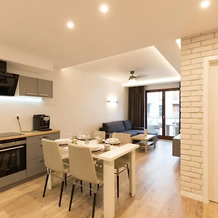 Apartlogy Aura2 105 - Experience Intelligent Living While Travelling *